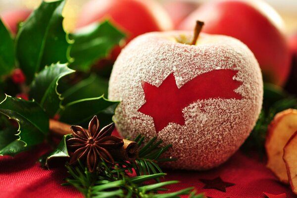 Pomme rouge décorée pour Noël