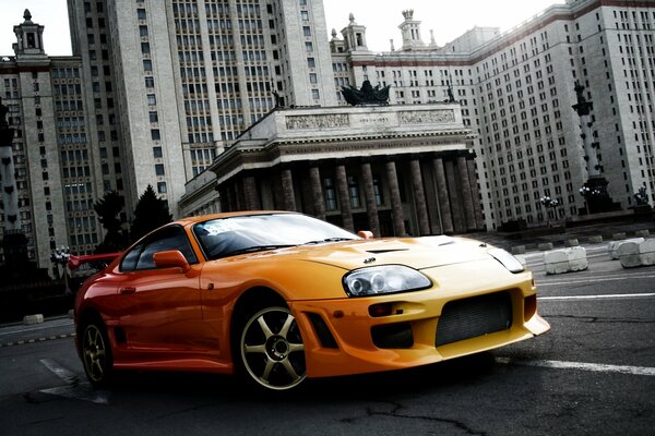 Toyota sportcar orange sur le fond du bâtiment MSU