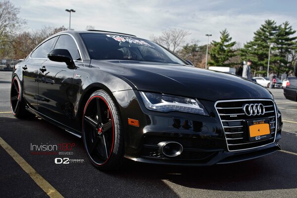 Audi A7 nera in piedi nel parcheggio