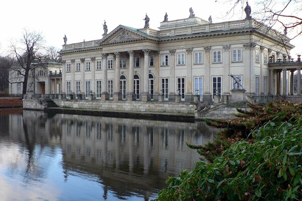 Die Architektur des Lazenkov-Palastes neben dem See