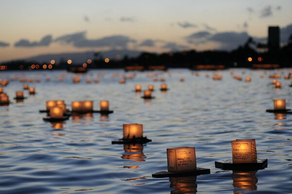 Kleine Laternen auf dem Wasser abgelassen