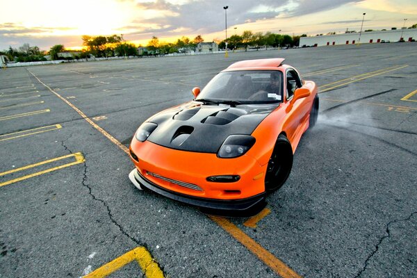 Naranja deportivo Mazda deriva