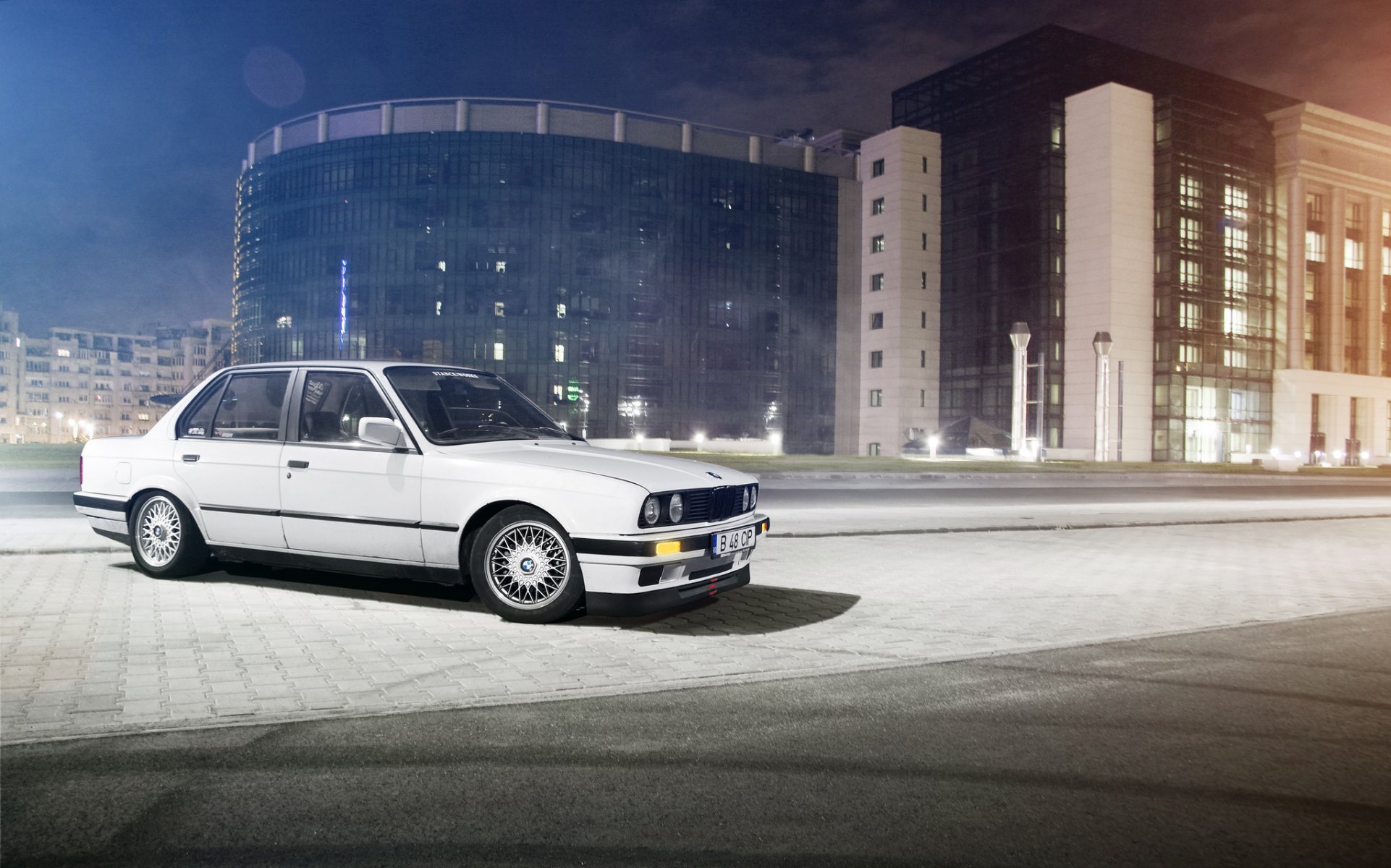 bmw série 3 e30 berline blanc bmw nuit rue bâtiment