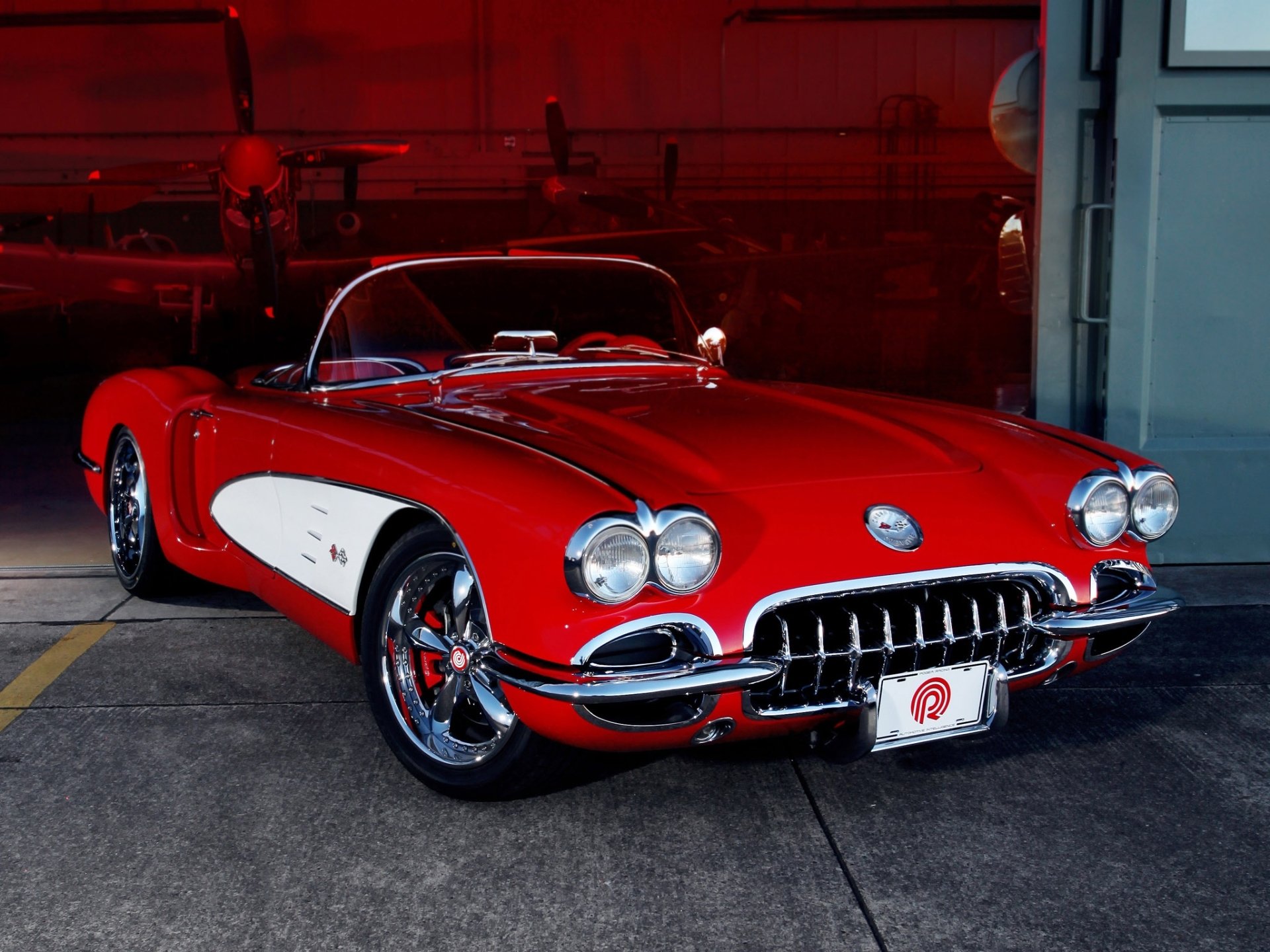 chevrolet corvette c1 1959 na zamówienie po pogea racing chevrolet custom classic tuning czerwony felgi przód sammolety hangar półmrok