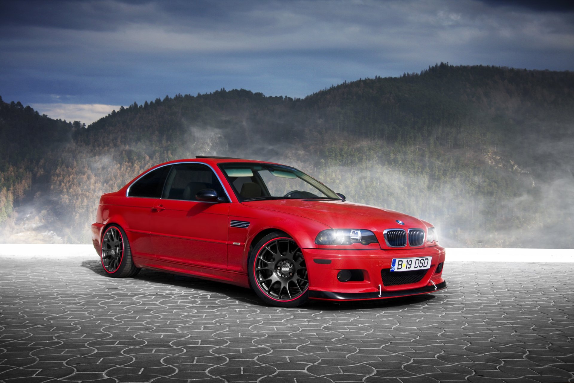 bmw m3 e46 bbs rojo bmw rojo bosque montaña niebla adoquines