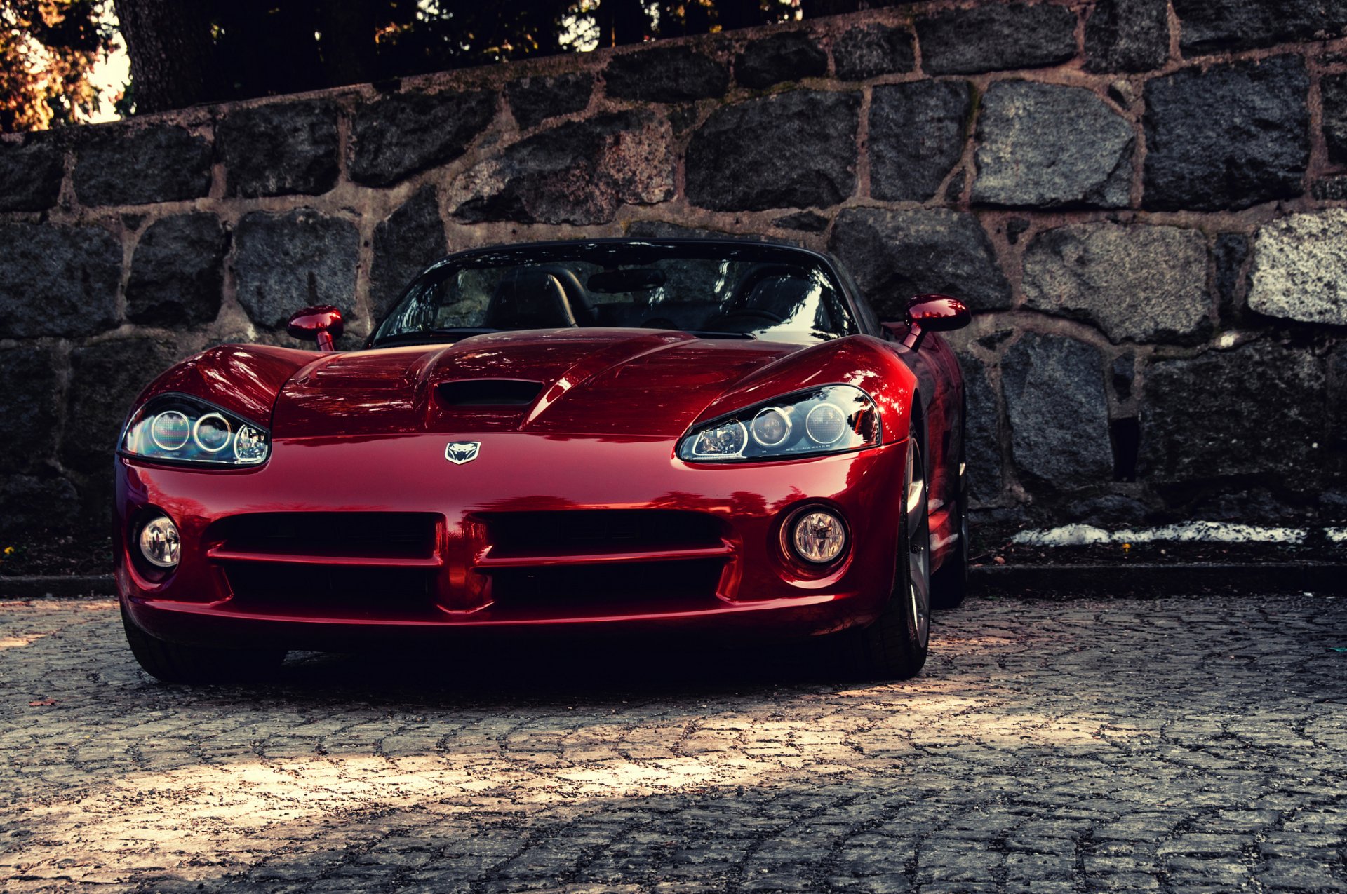 schivare vipera cento 10 dodge viper muro pietre parcheggio caramello