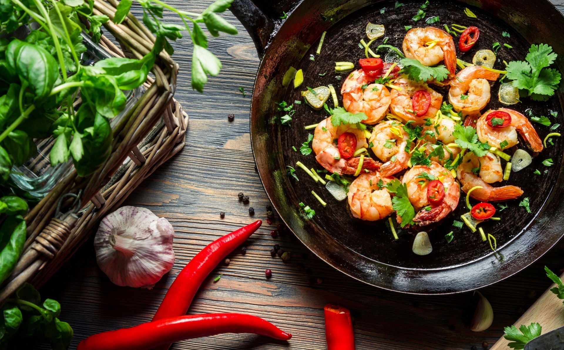 poêle à frire légumes verts crevettes ail piment poivre