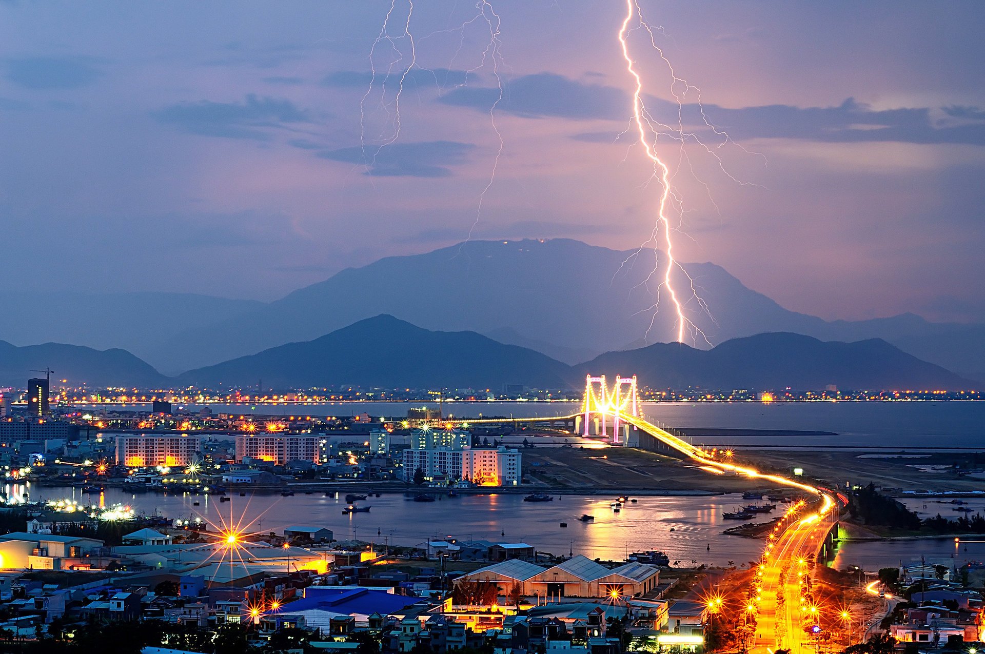 lichter berge blitz abend stadt