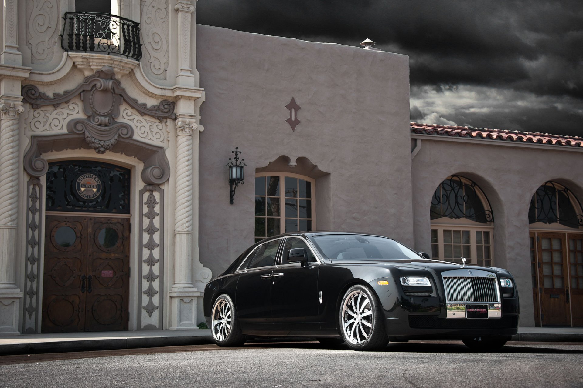 rolls-royce geist schwarz rolls royce gost vorderseite gebäude tür fenster wolken himmel