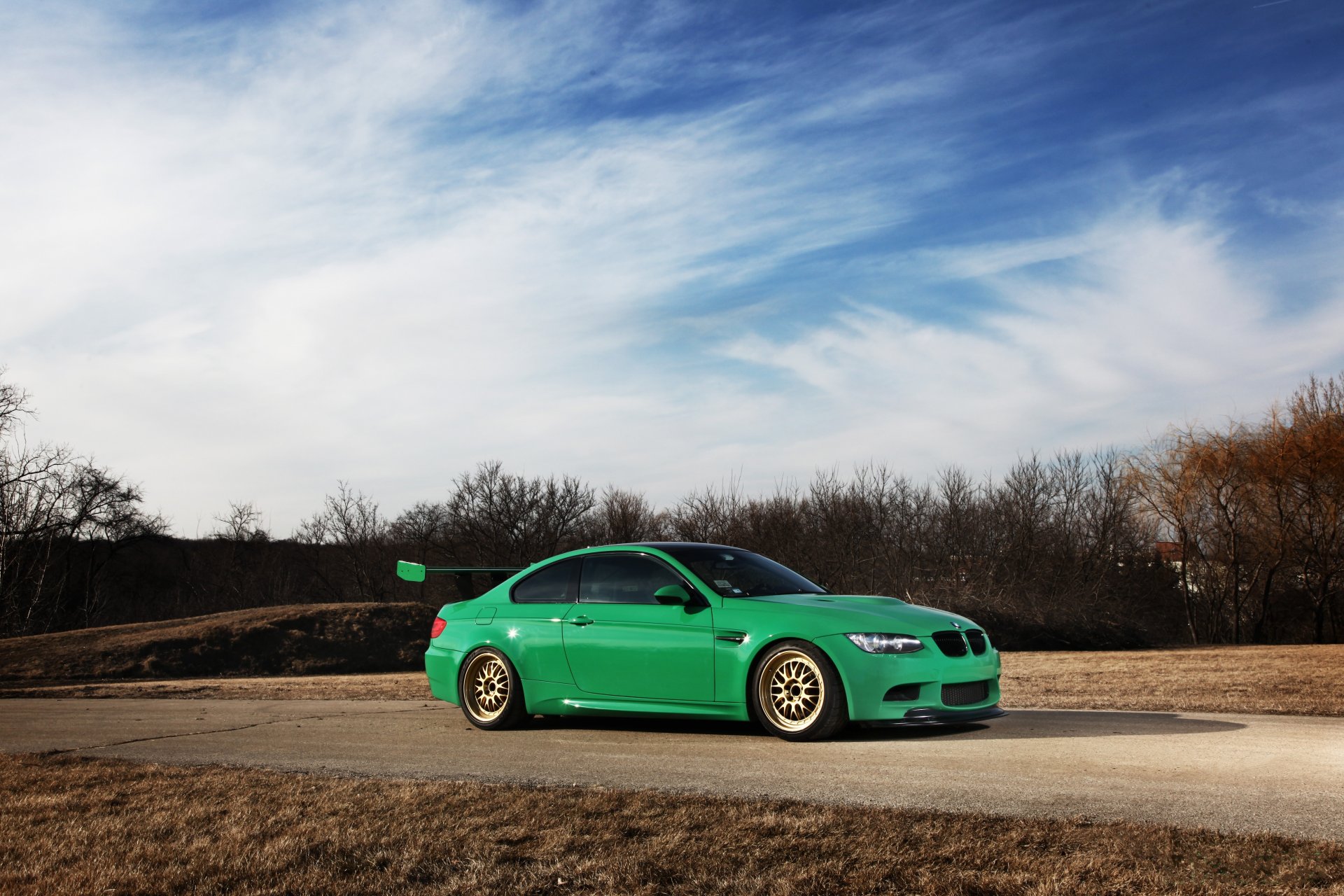 bmw m3 e92 bmw coupe alerón carretera reflexión resplandor llantas dorado bbs árboles cielo nubes