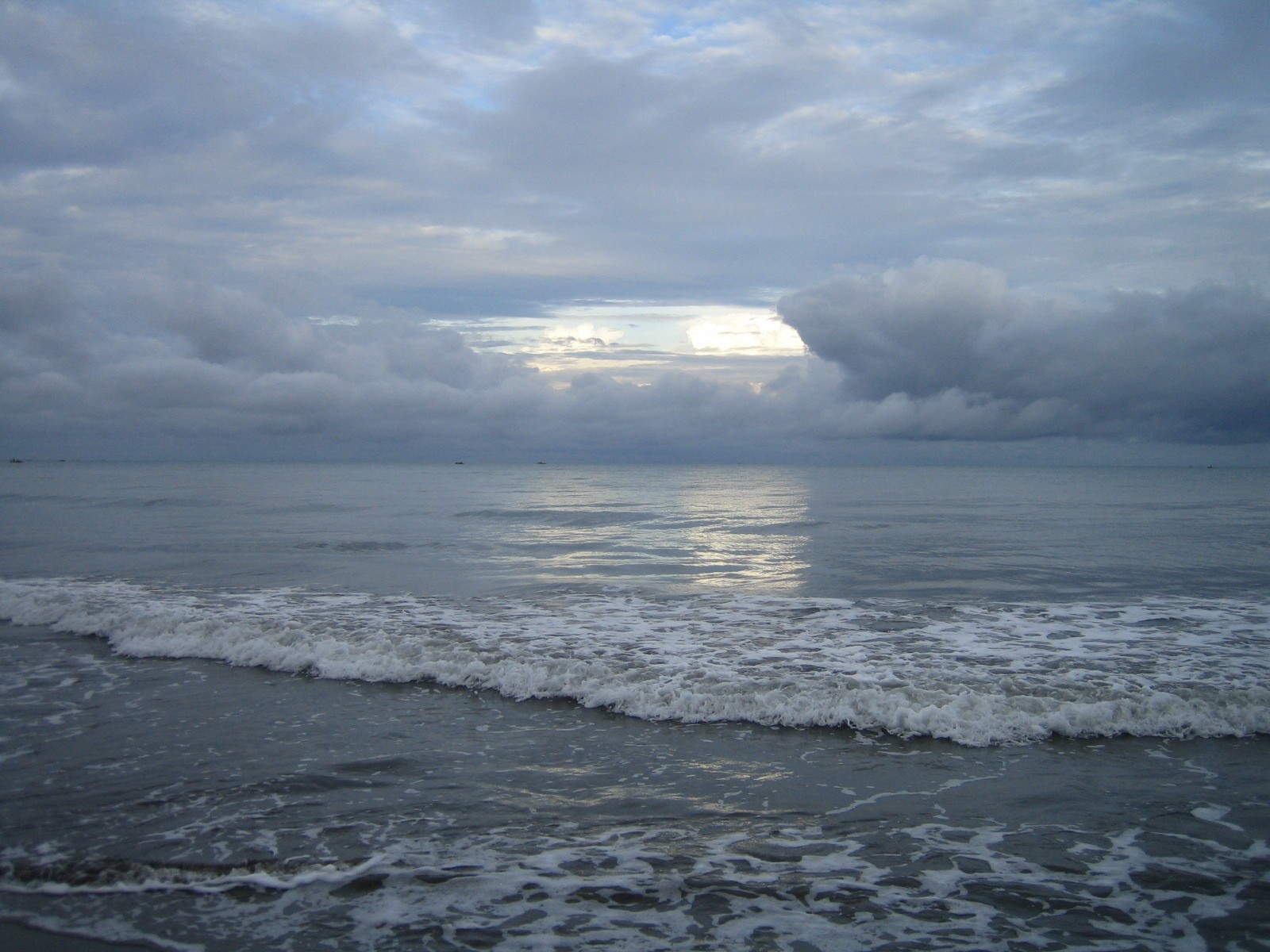 mer vagues nuages sable