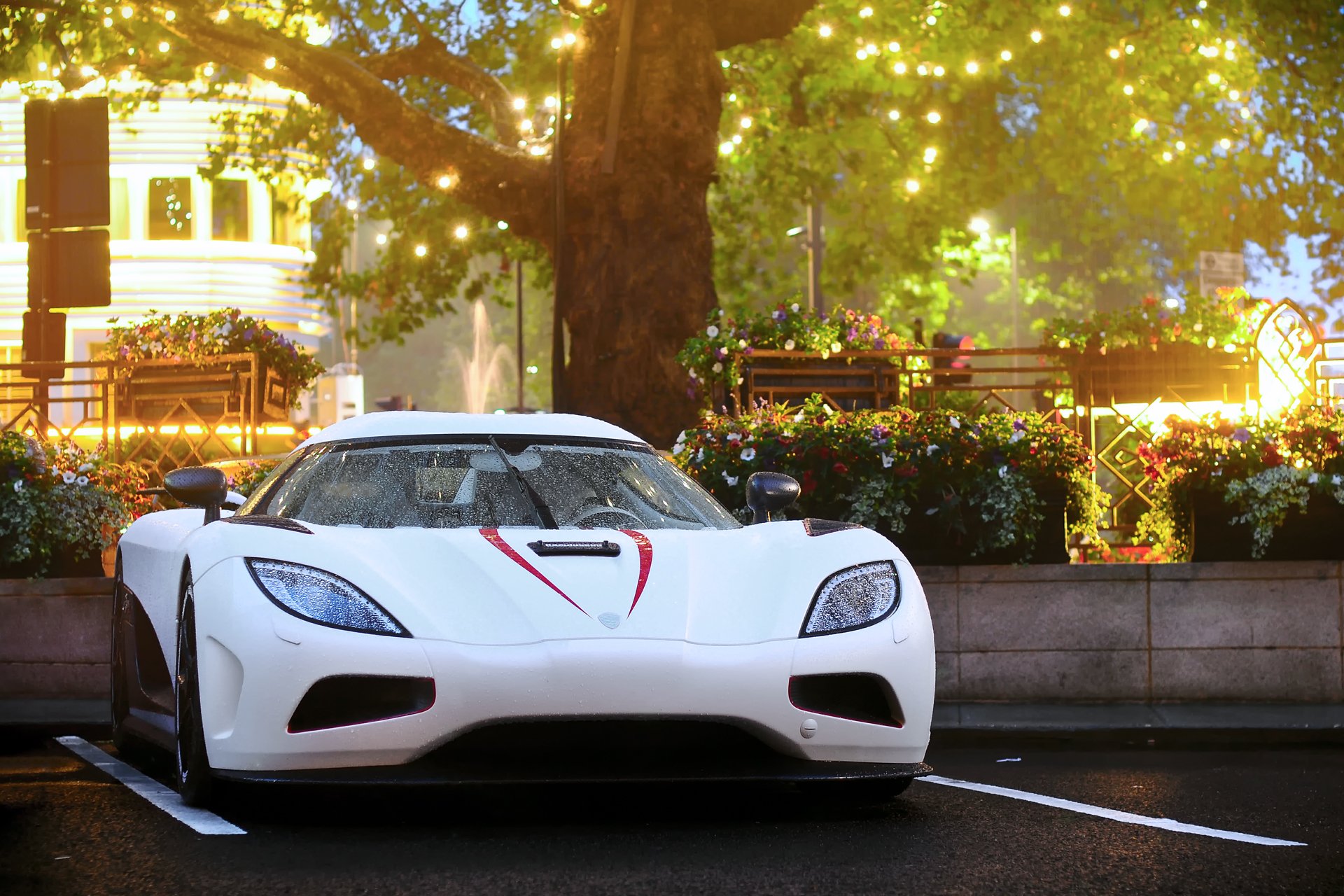 koenigsegg agera londres ciudad estacionamiento noche luces lluvia gotas