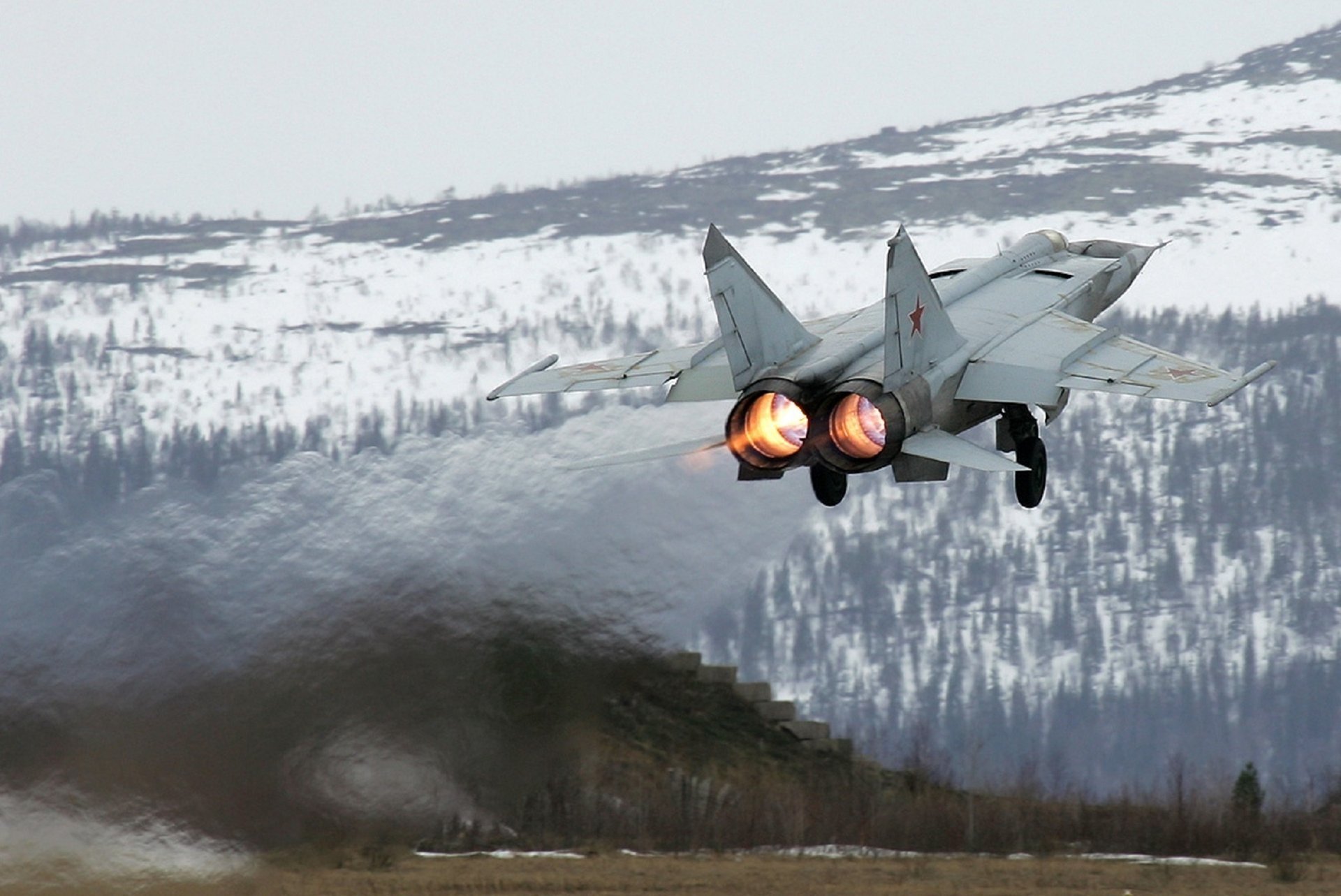 mig-25rb mig-25rb aereo da ricognizione decollo