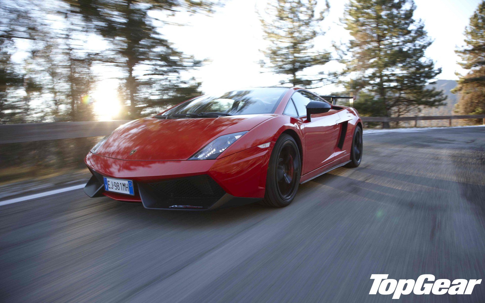 top gear top gear najwyższy bieg najlepszy program telewizyjny lamborghini gallardo lp570-4 super trofeo stradale supersamochód przód czerwony droga drzewa słońce