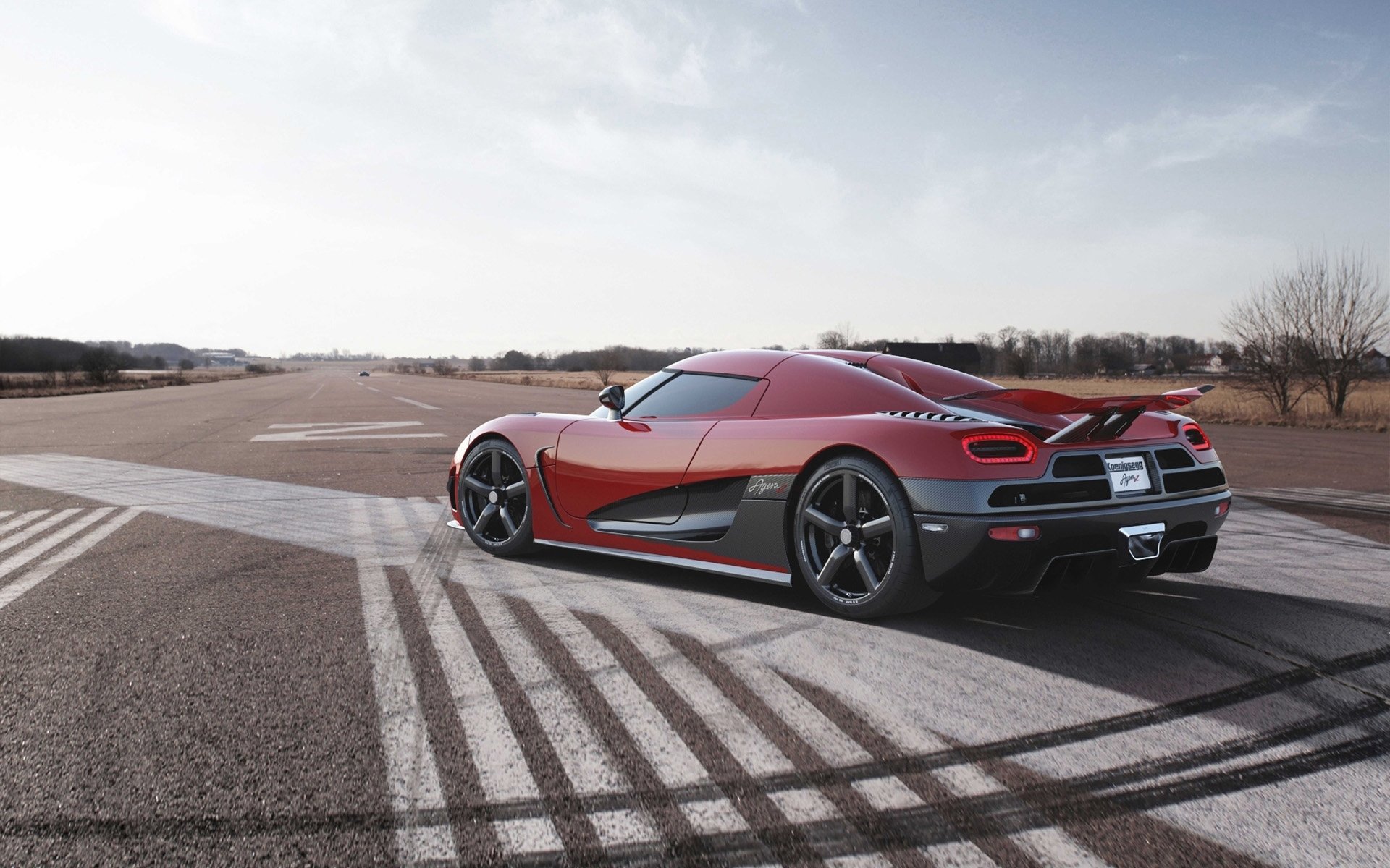 koenigsegg agera r agera r supersamochód hipercar czerwony widok z tyłu niebo