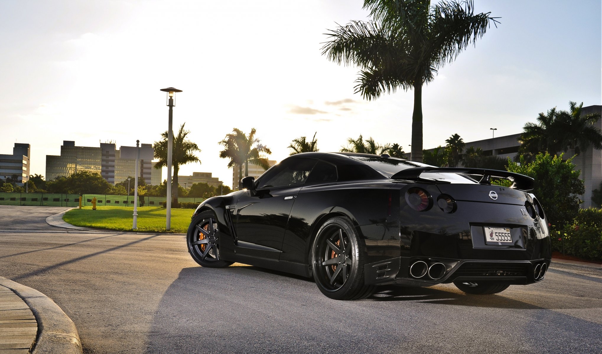 nissan gtr r35 noir roues coucher de soleil nissan gtr rue ciel nuages maison palmier bransboyt ombre