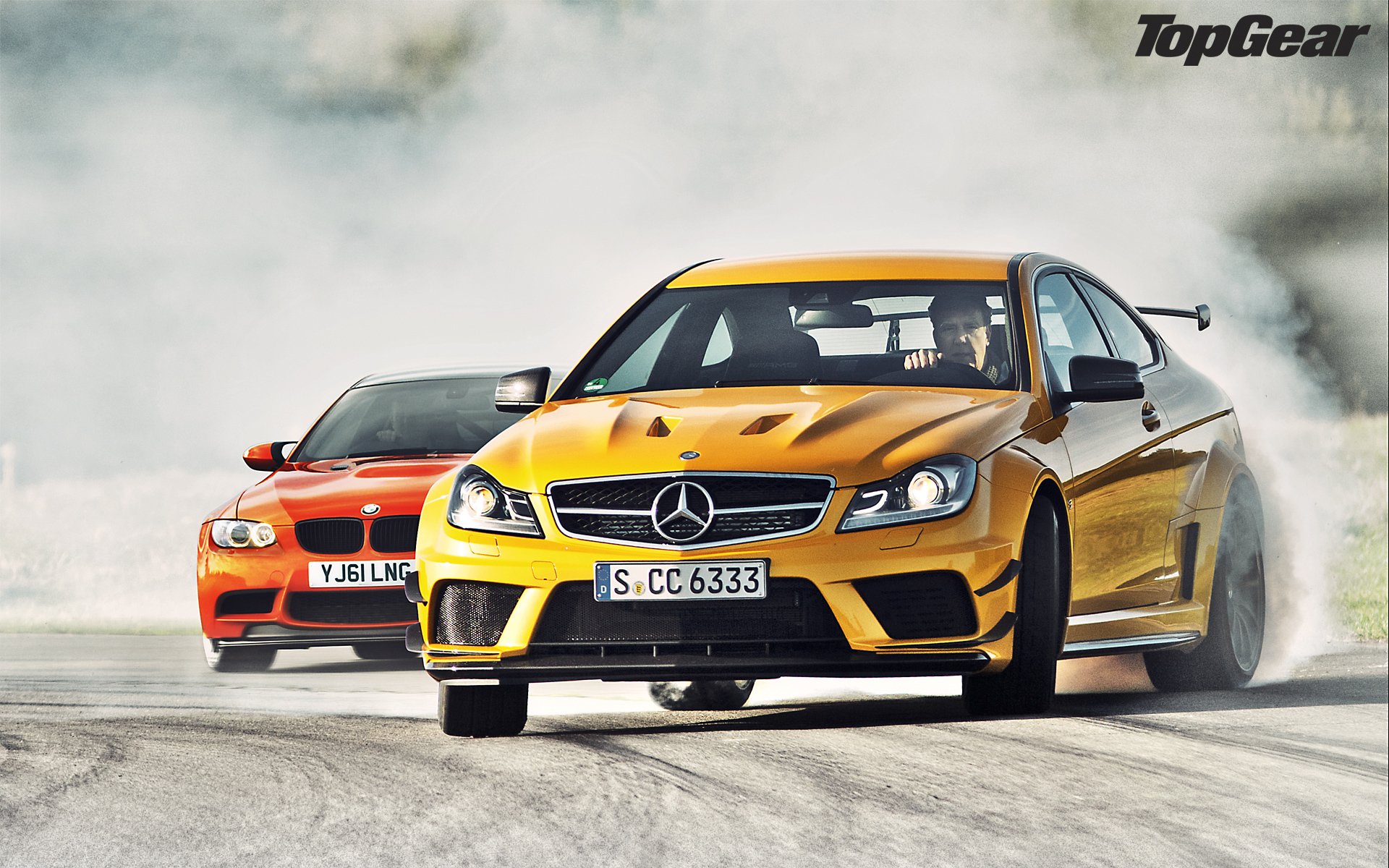 top gear top gear vitesse supérieure la meilleure émission de télévision mercedes-benz c63 amg soire black series bmw m3 gts mercedes c63 amg black siries bmw gts jaune orange supercar avant dérapage dérive fumée