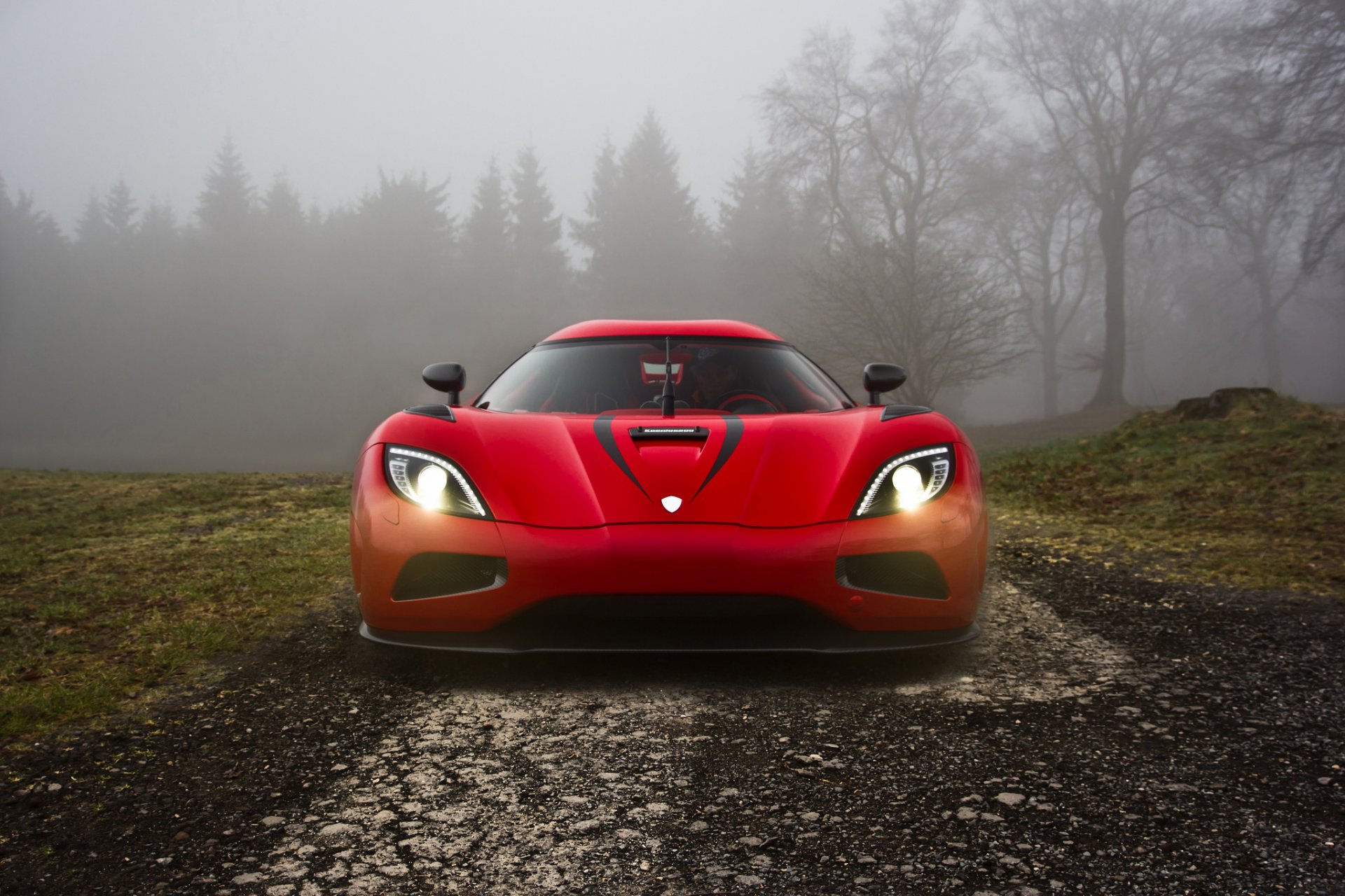 koenigsegg agerar luz luces árboles hierba carretera niebla