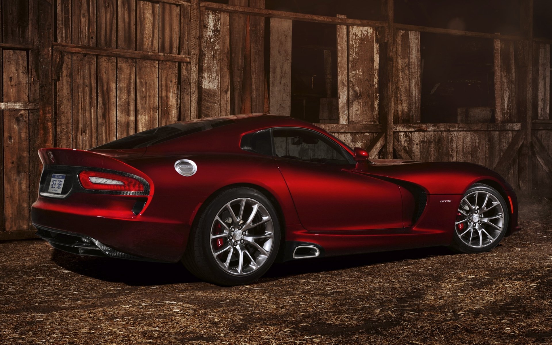 ausweichen hundert viper gts ausweichen viper supersportwagen rückansicht rot felgen scheune halbdunkel