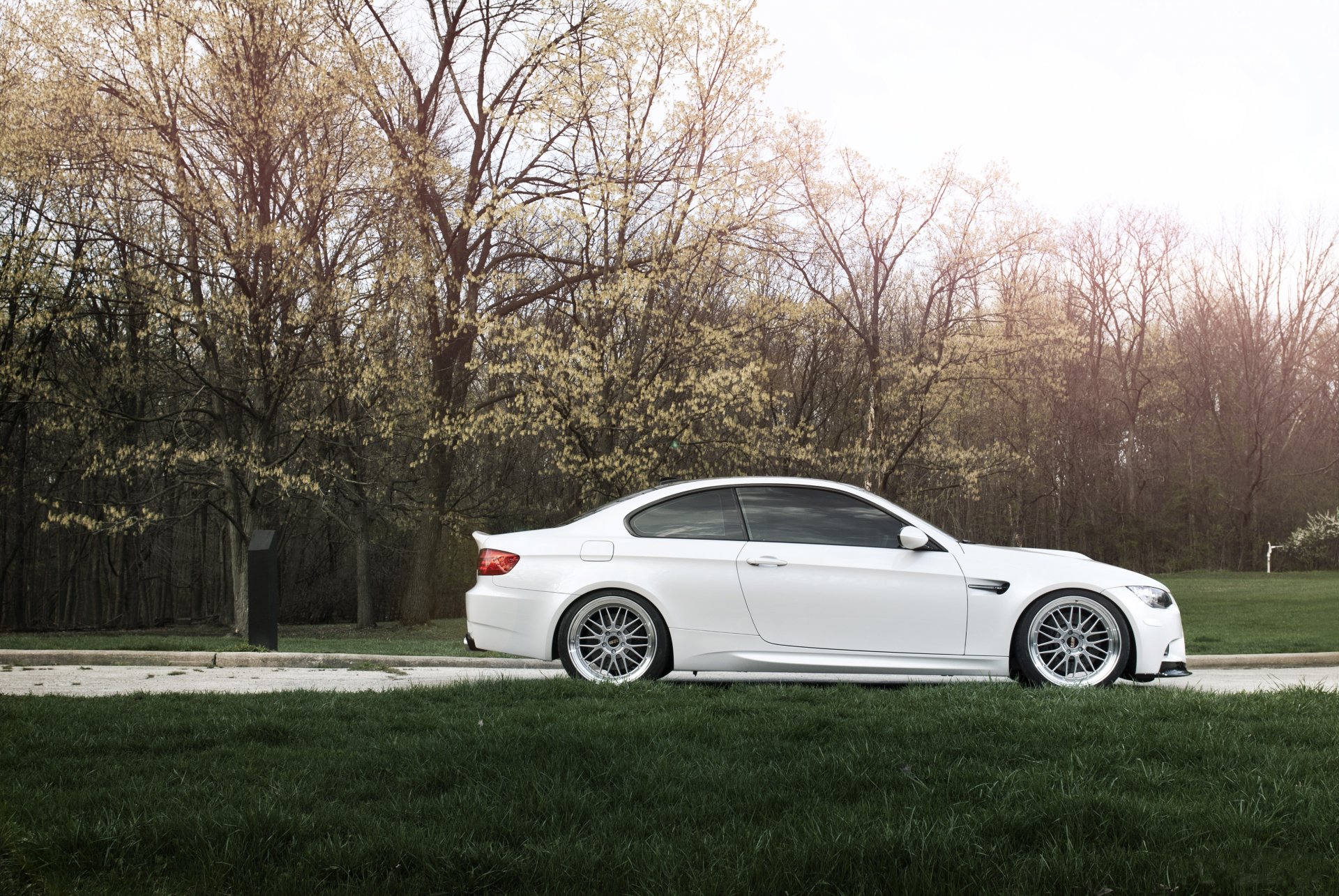 bmw m3 e92 blanco bmw carretera cielo hierba árboles otoño