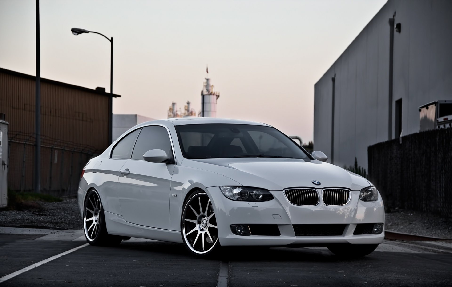 bmw 335i e92 белый колеса бмв вечер фонарь