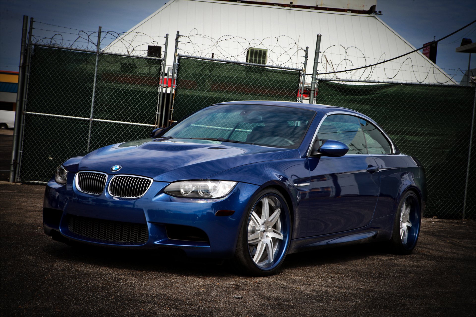 bmw m3 cabrio e93 blau bmw reflexion zaun stacheldraht