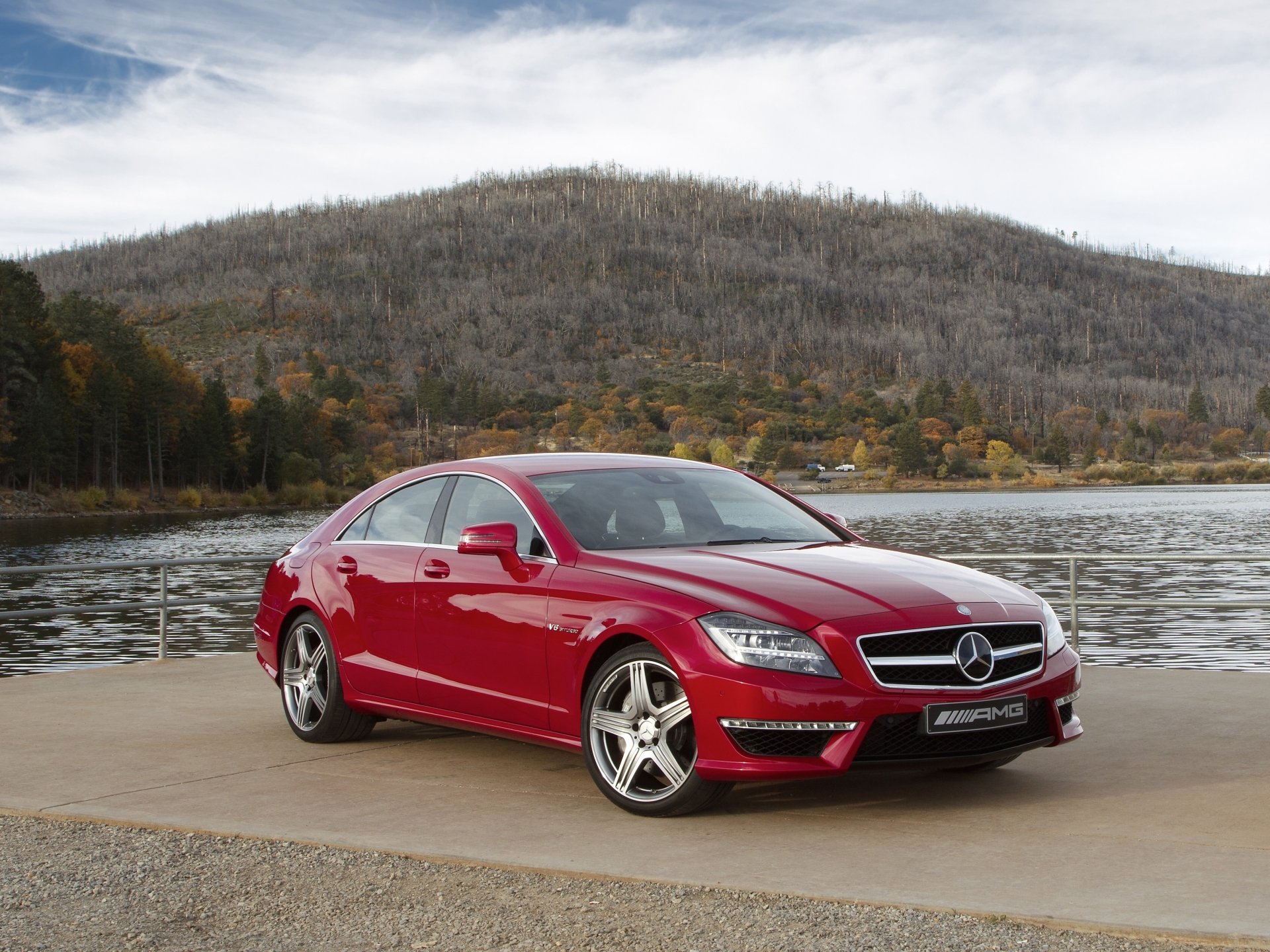 mercedes-benz cls63 amg mercedes cls63 amg berlina rosso anteriore riva lago montagna foresta cielo