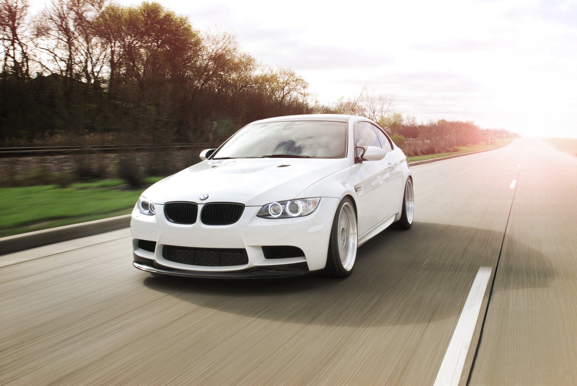 bmw m3 e92 bianco strada velocità cielo bmw luce del giorno alberi costoso segnaletica orizzontale