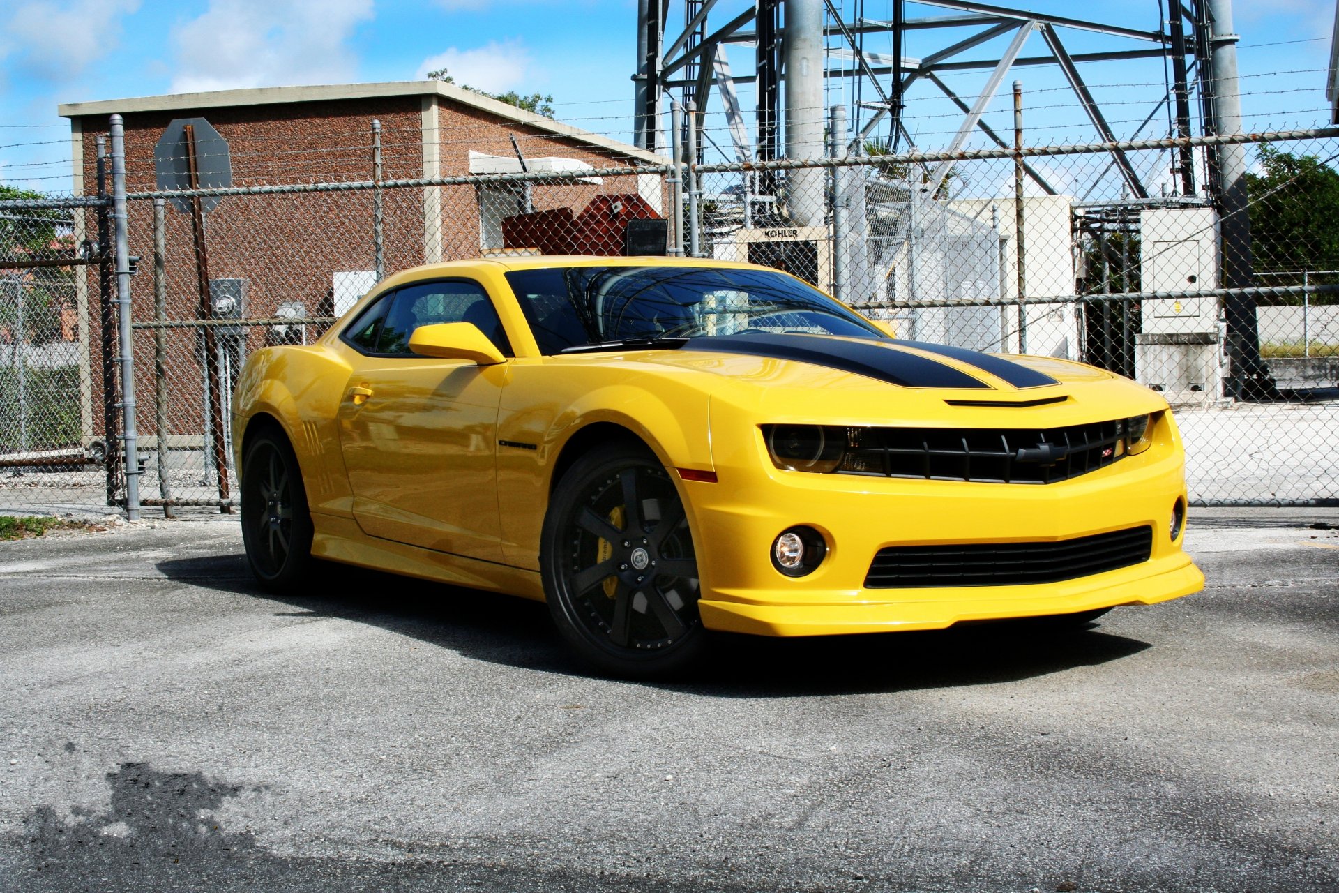 chevrolet camaro ss giallo ruote chevrolet camaro ss cielo nuvole guardrail torre camion