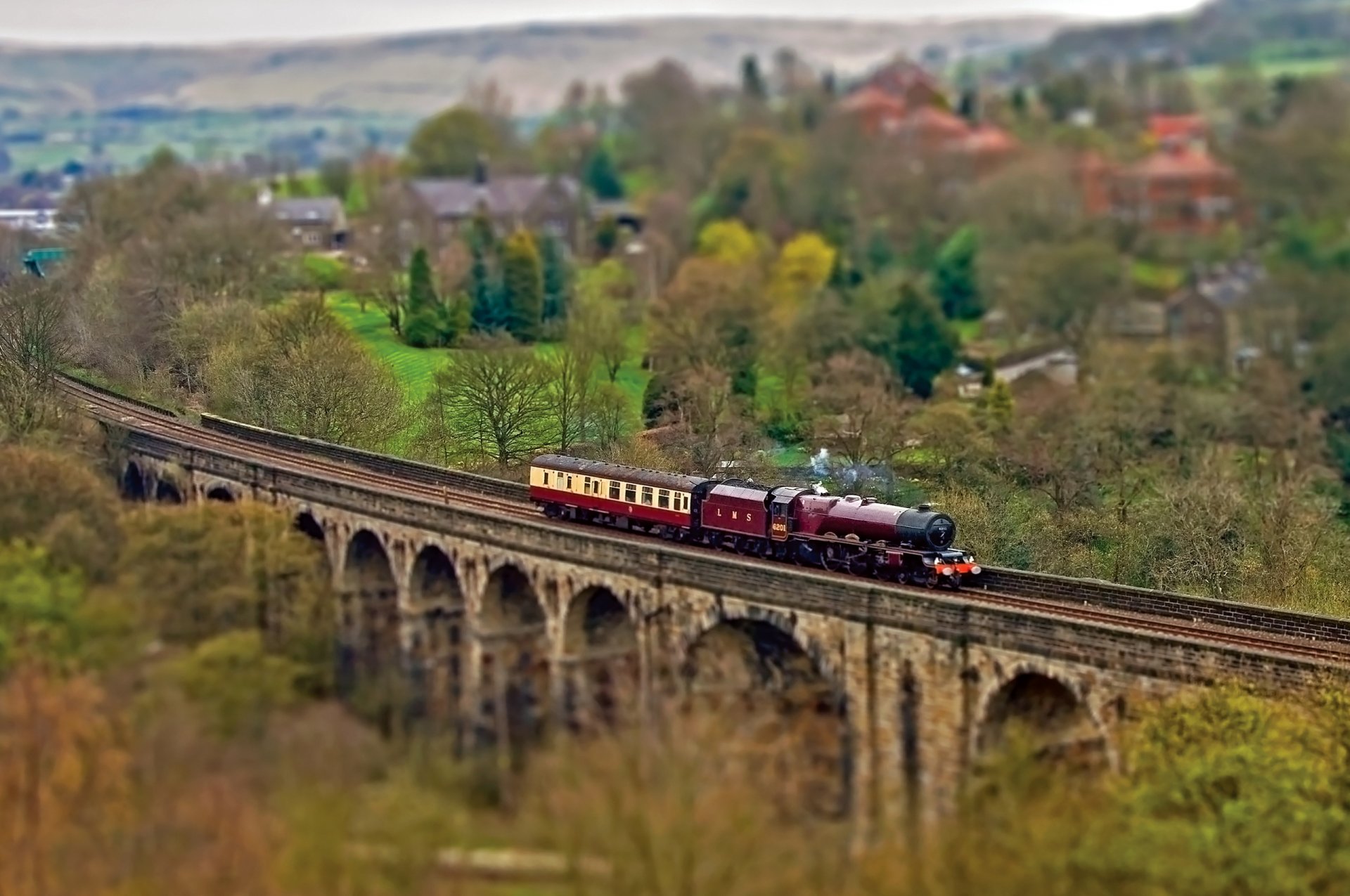 locomotora de vapor ferrocarril vagones caminos árboles otoño puente pueblo cizallamiento e inclinación tilt-shift tilt shift