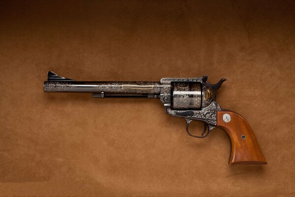 Revolver Colt inciso su sfondo marrone