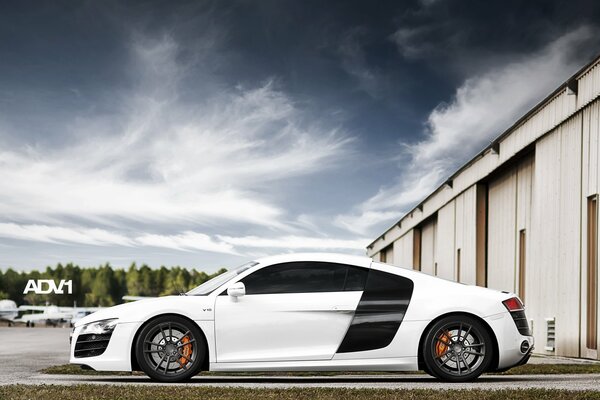 Supercar blanc Audi sur fond de hangar