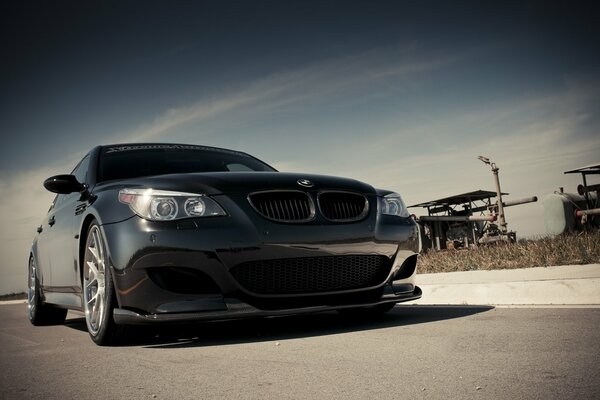 Bmw negro en la pista vista desde abajo