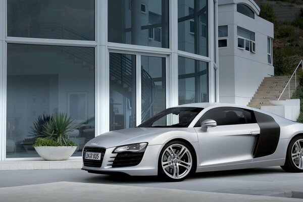 Роскошная спортивная серебристая audi r8