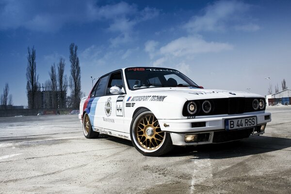 White bmw e30 against the sky