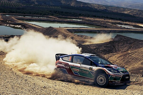 Ford en un Rally en derrape con polvo