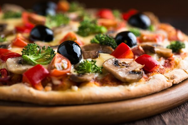 Pizza chaude aux champignons, olives et persil