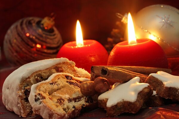 Accogliente tavola di Natale con candele