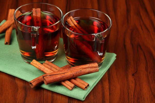 Cannelle dans un verre avec du thé sur la table