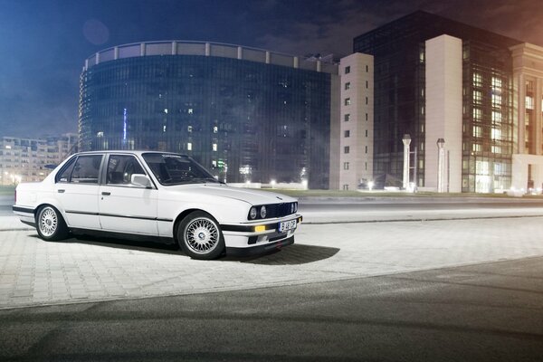 BMW sur le fond de la ville de nuit