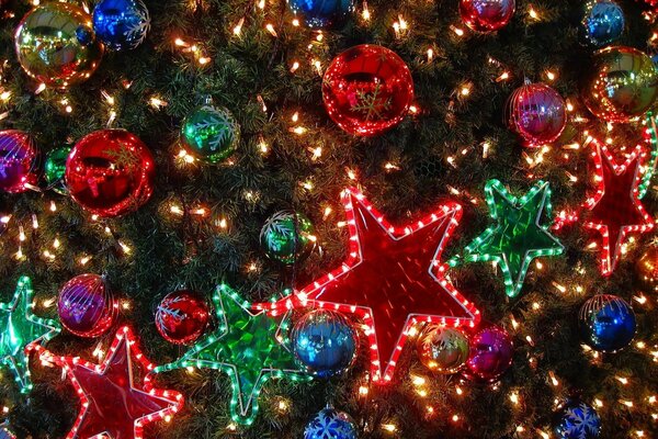 Decoraciones de Navidad, estrellas y bolas, guirnaldas