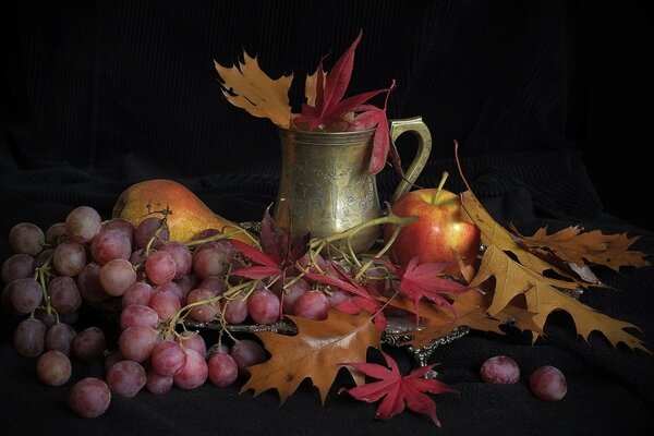 Naturaleza muerta de otoño con frutas y follaje