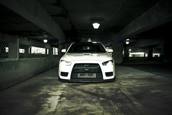 Mitsubishi blanco en vista frontal de estacionamiento