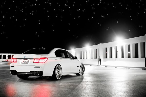 Il y a une voiture blanche et autour d un beau ciel étoilé