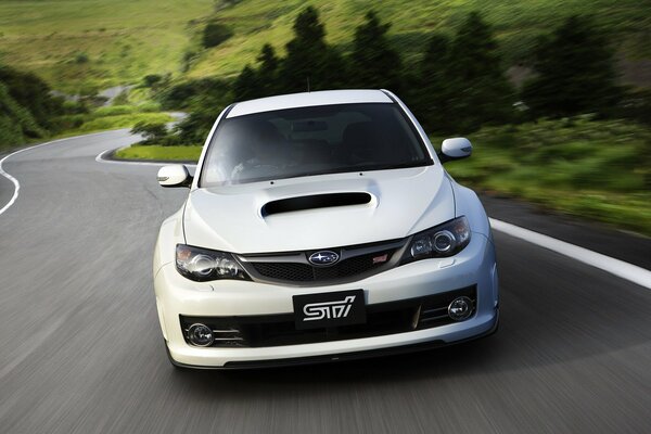 Voiture blanche Subaru Impreza