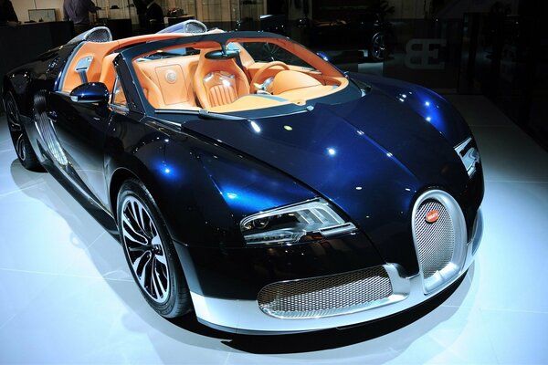 Voiture bugatti bleu avec intérieur orange