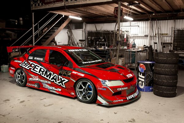 Voiture de sport rouge dans le garage