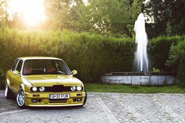 Golden mit roten Sitzen BMW 3er E30