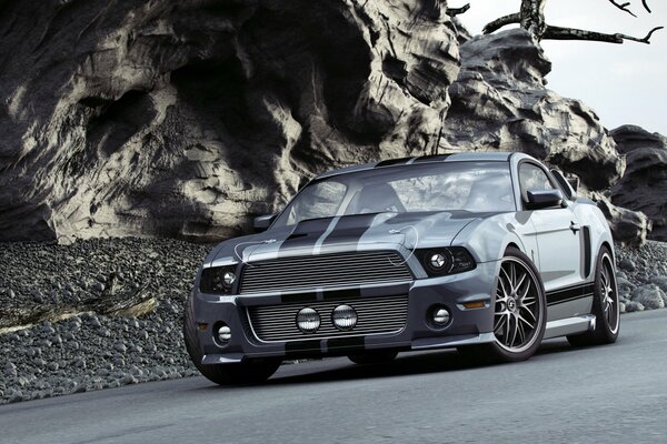 Ford Mustang gt500 Shelby en el fondo de las montañas rocosas