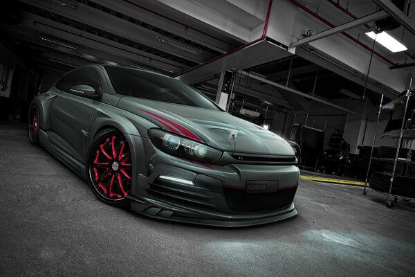 Volkswagen Tuning, en color gris-rojo